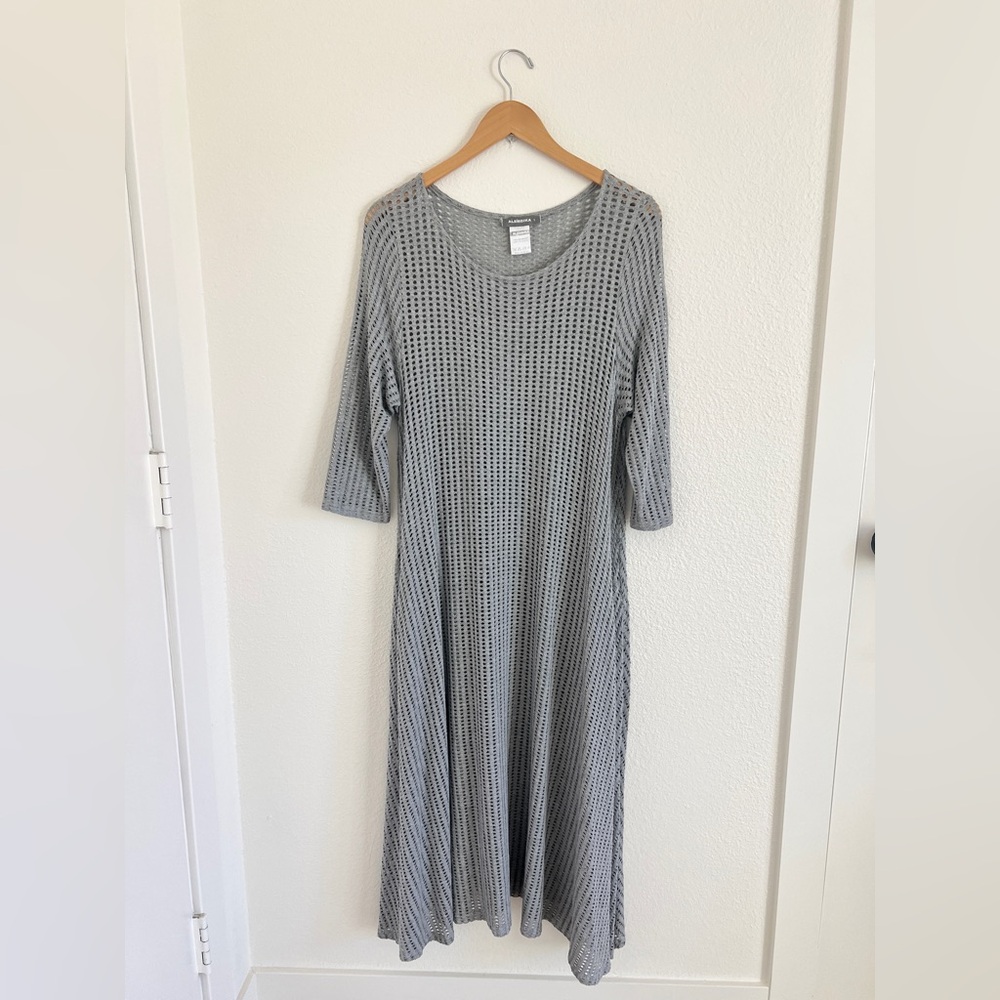Women's Gray Maxi Dress - Scoop Neck, 3/4 Sleeve